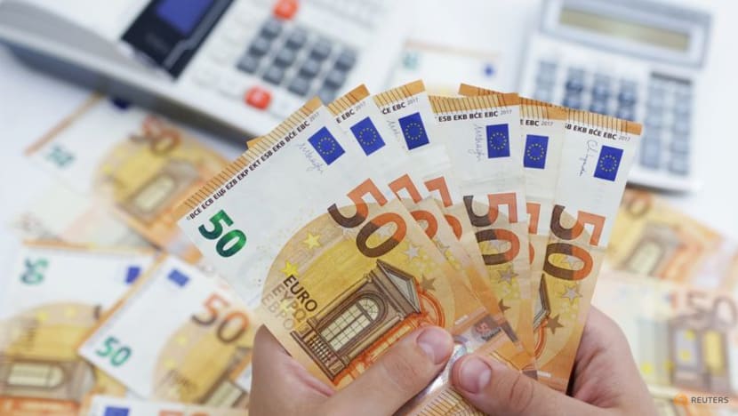 Euro pulls back from near parity, up 0.2% Euro pulls back from near parity, up 0.2%