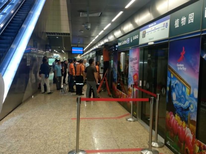 The faulty door at the Botanic Gardens station on the Downtown Line (DTL) has been barricaded as of 10am on May 3, 2017. The Platform Door malfunction caused the DTL to hit a 7-hour snarl, its longest to date. Photo: Faris Mokhtar/TODAY