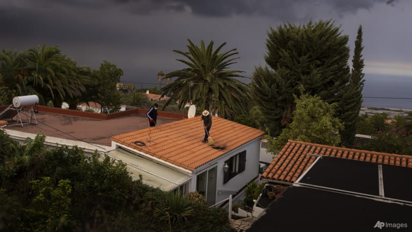 La Palma island braces for more earthquakes as volcano roars on La Palma island braces for more earthquakes as volcano roars on