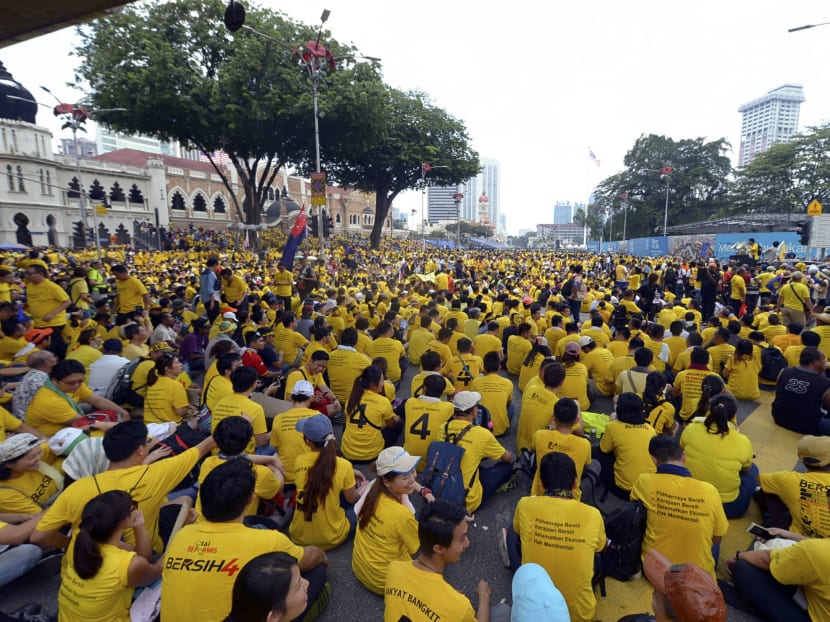 Protesters sit along main road in downtown  Kuala Lumpur during a rally organised by pro-democracy group "Bersih" (Clean), Malaysia, Saturday, Aug 29, 2015. Photo: AP