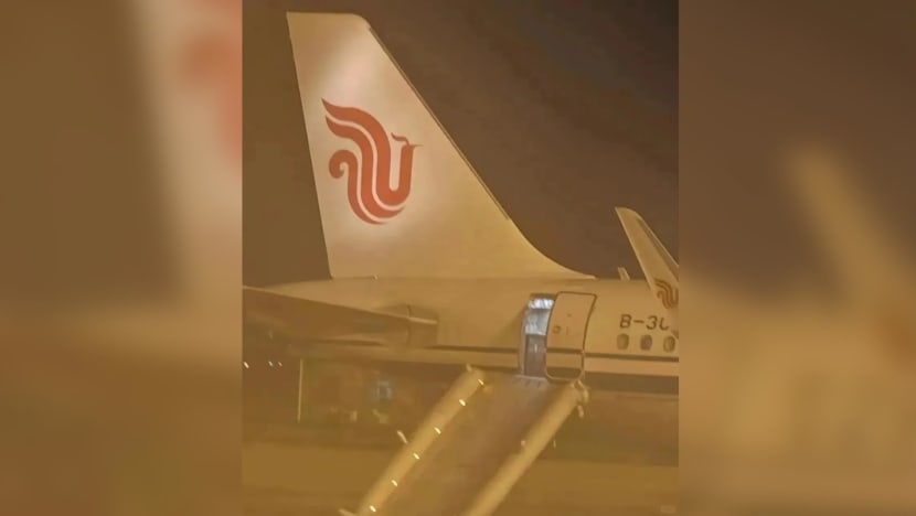 中国乘客误将应急舱门当作厕所门打开 客机应急滑梯弹出 中国乘客误将应急舱门当作厕所门打开 客机应急滑梯弹出