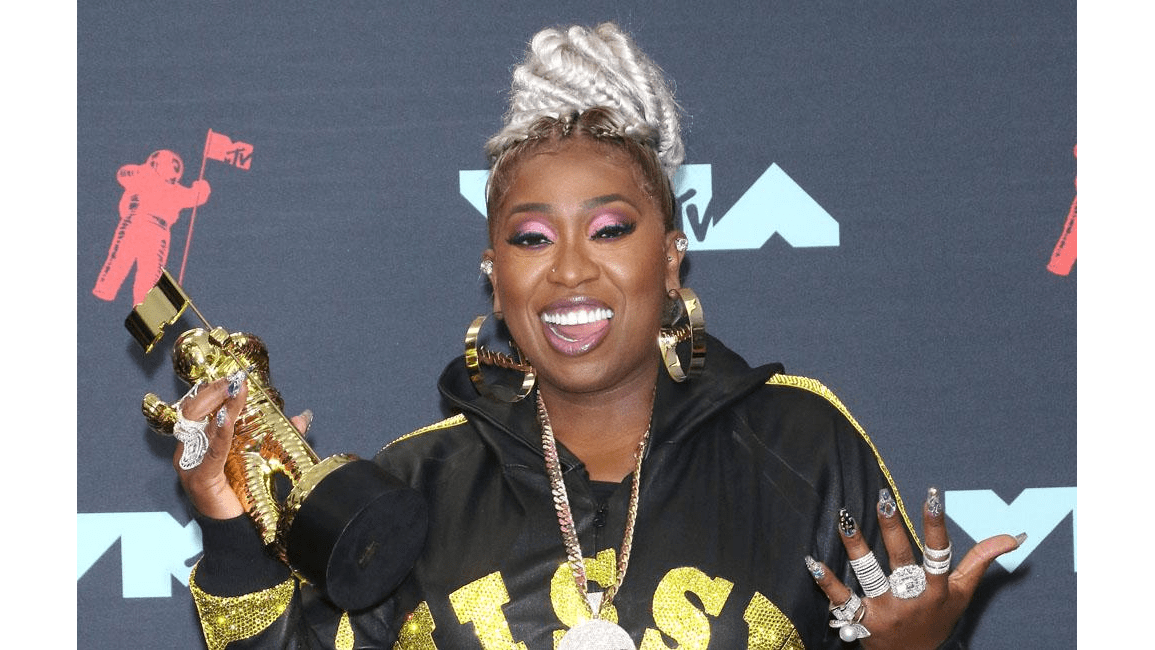 Missy Elliott loses diamond necklace at MTV VMAs 8days