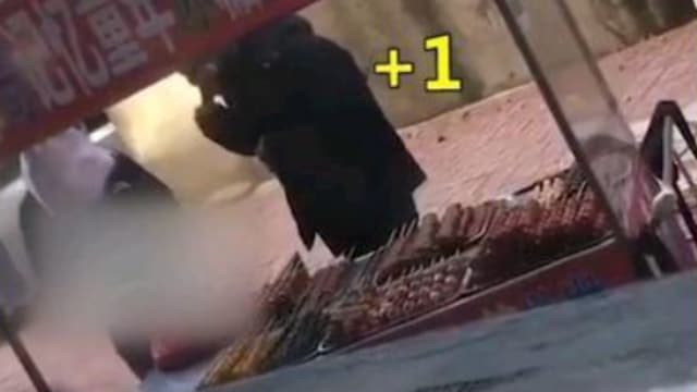 恶心！中国小贩用唾液为糖葫芦沾芝麻