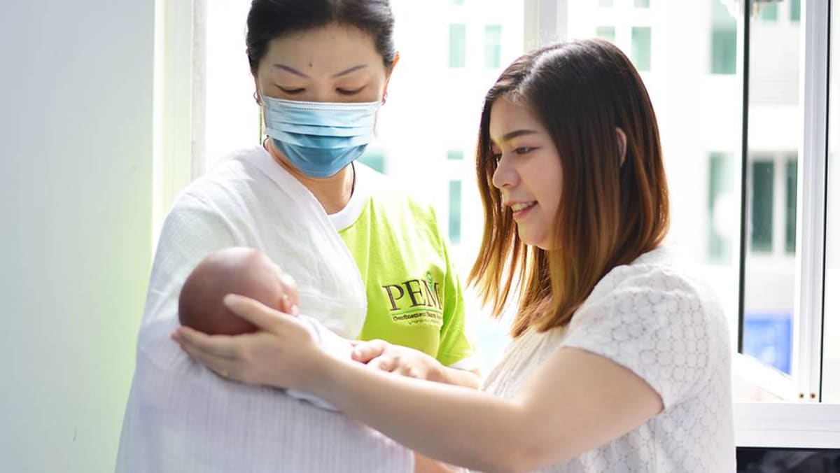 Semakin sedikit pengasuh anak asal Malaysia di Singapura akibat COVID-19, membuat para orang tua menghadapi biaya sewa yang lebih tinggi