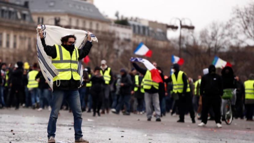 Lebih 32,000 penunjuk perasaan banjiri jalan raya merata Perancis