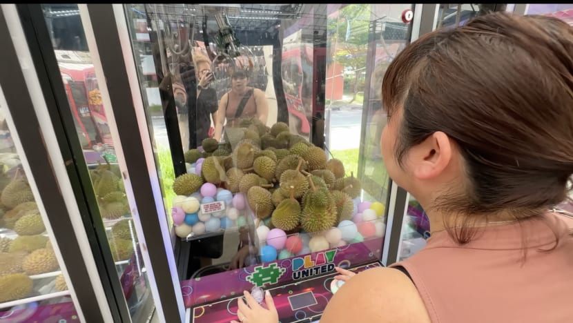 20230618 youtube channel dancing bacons durian claw machine