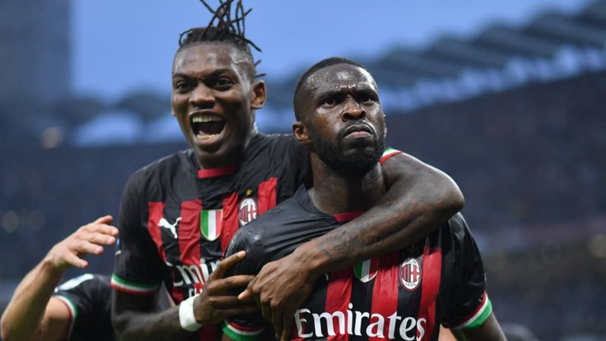 Sepak Bola-Milan menemani Juventus dengan 2-0