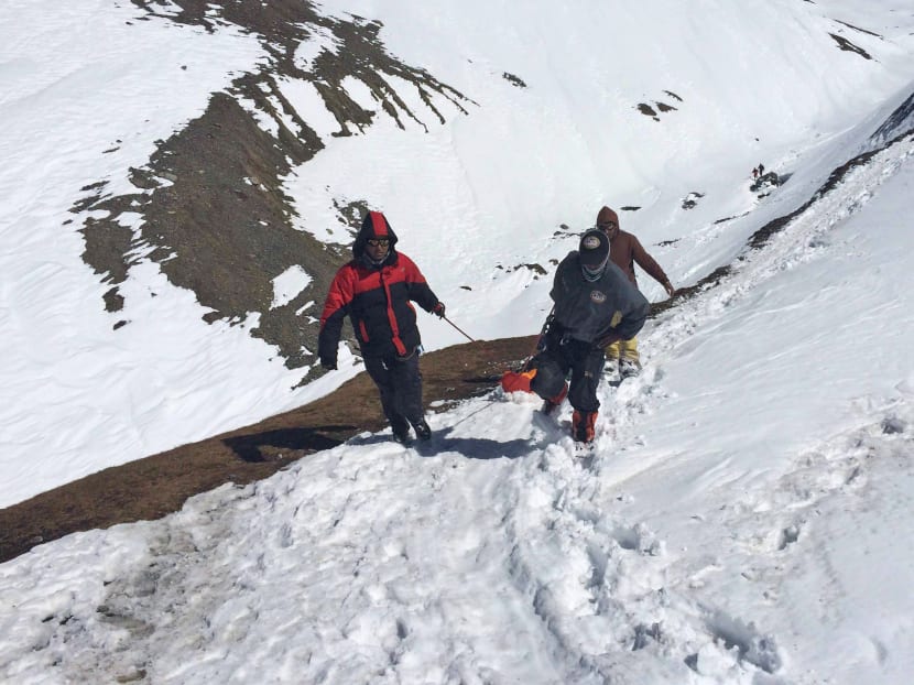 Rescue team members carry the body of an avalanche victim at Thorong La pass area in Nepal. Photo: AP/Nepalese Army