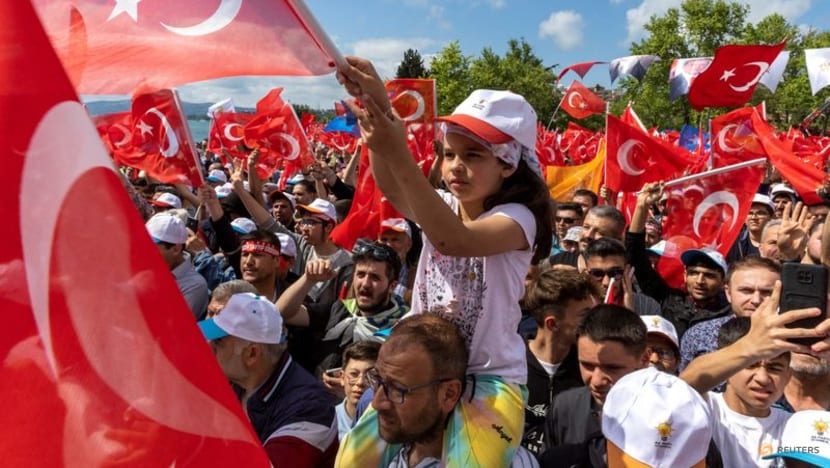 Türkiye votes in runoff election, Erdogan positioned to extend rule