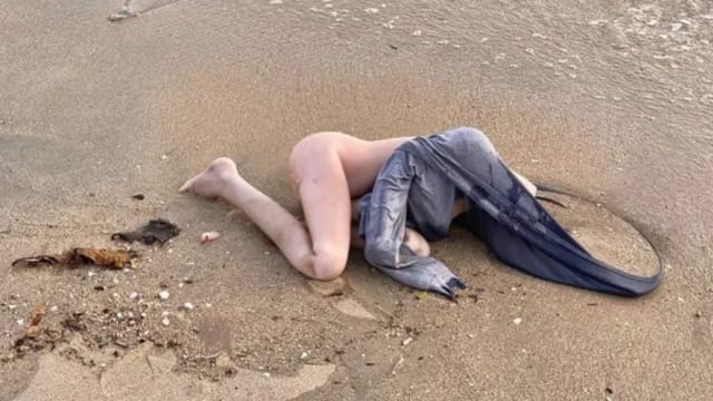 海滩游客惊见“半裸无头女尸”立马报警 原来是起乌龙事件