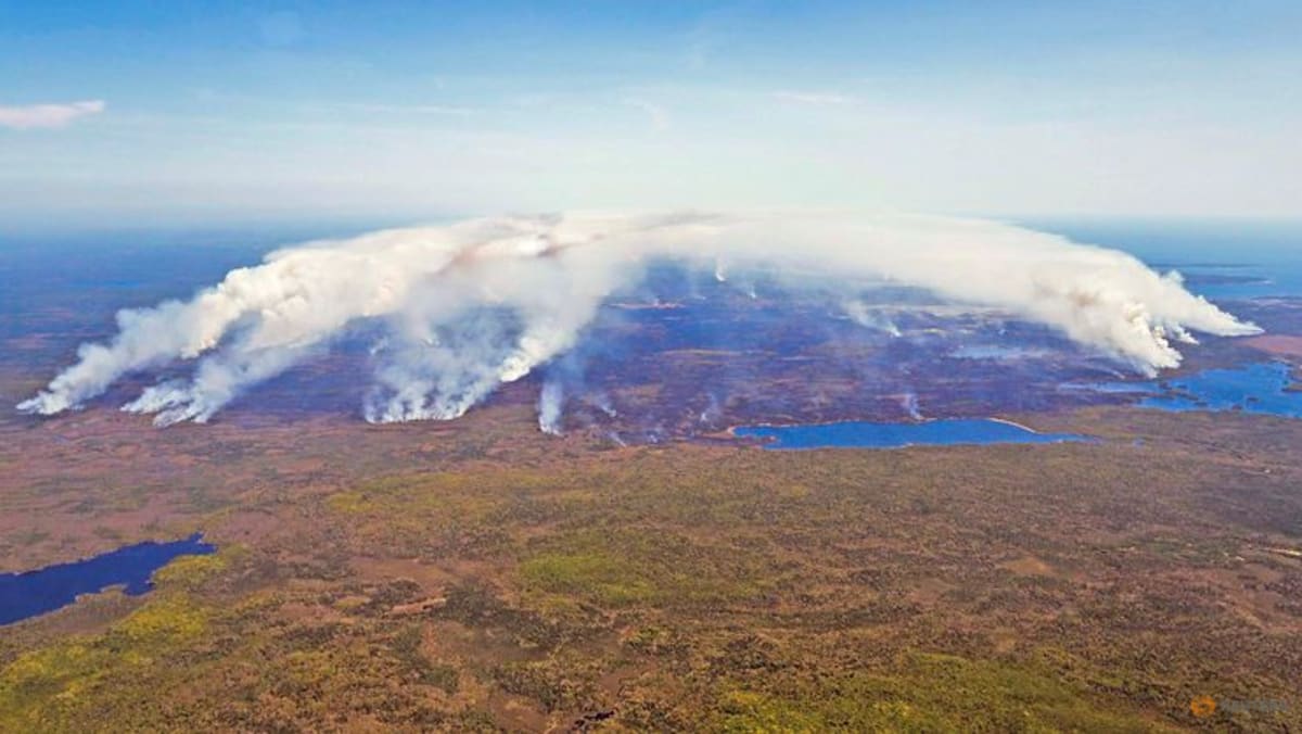 Kebakaran hutan menyebar ke seluruh Kanada bagian timur dan memaksa evakuasi di pesisir Quebec
