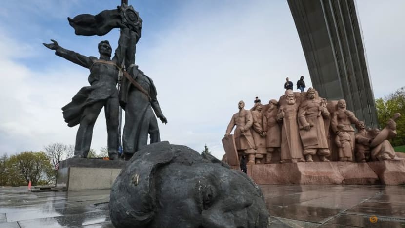 Kyiv pulls down Soviet-era monument symbolising Russian-Ukrainian friendship Kyiv pulls down Soviet-era monument symbolising Russian-Ukrainian friendship