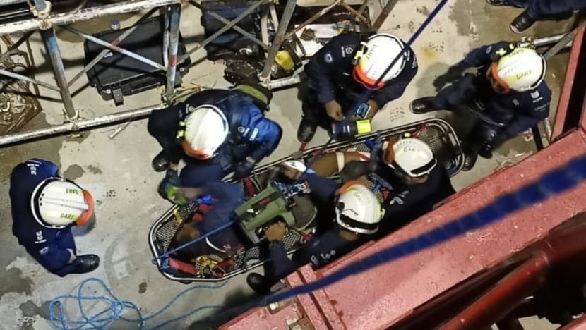 Pasukan bomba, DART selamatkan pekerja cedera di kren menara Pasukan bomba, DART selamatkan pekerja cedera di kren menara