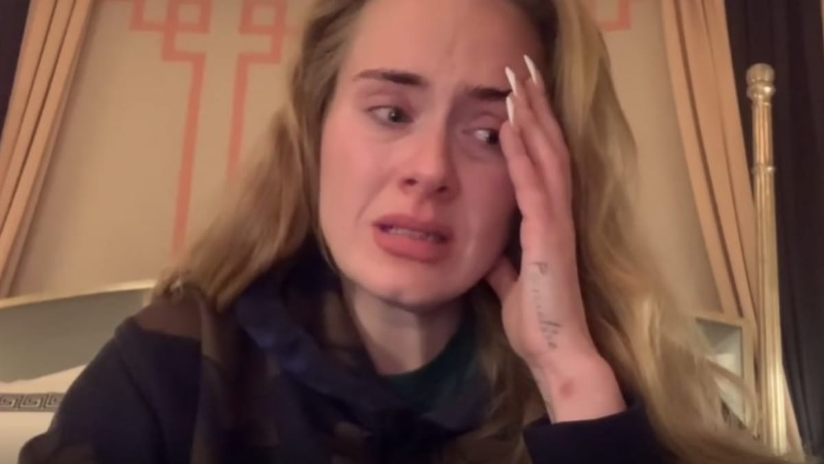 Singer Adele in tears over last-minute postponement of Las Vegas shows pic photo