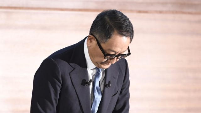 丰田汽车接连爆造假丑闻  董事长丰田章男鞠躬道歉