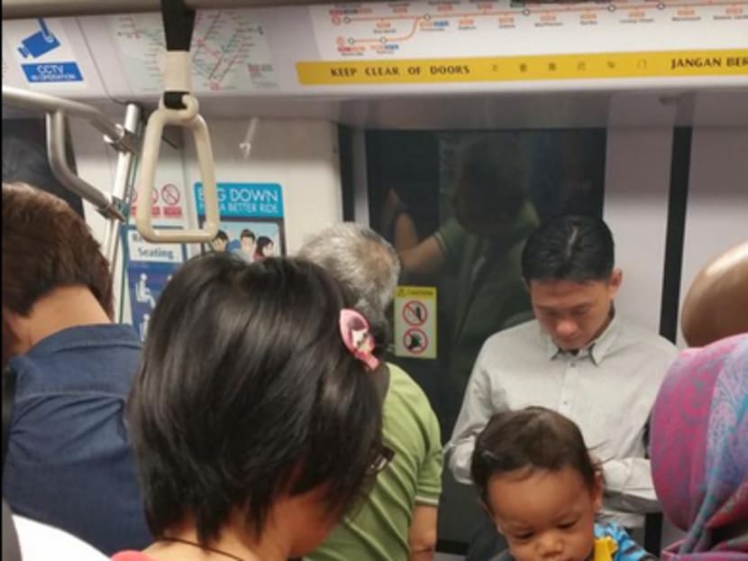 Twitter user @farouky said that passengers were stuck inside the train for around 10 minutes at Buona Vista MRT station today. Photo: @farouky/Twitter