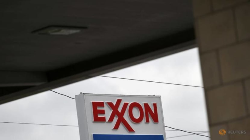 Tiny activist investor's arguments against Exxon draw crowd to its side Tiny activist investor's arguments against Exxon draw crowd to its side
