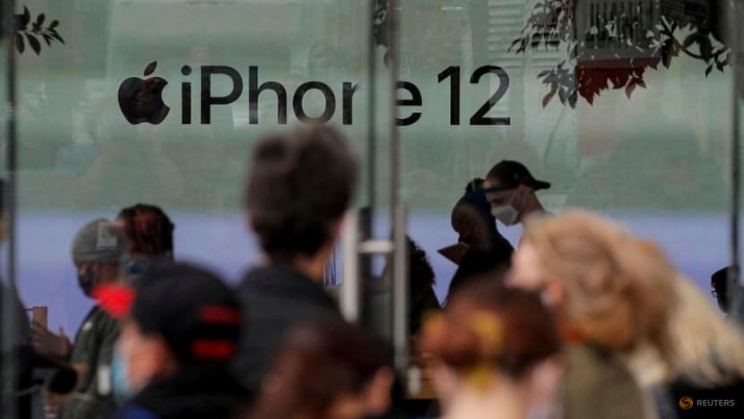 Apple to drop customer mask requirement at many US stores - Bloomberg News Apple to drop customer mask requirement at many US stores - Bloomberg News