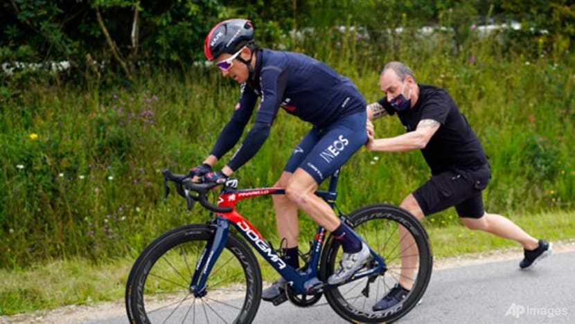 Cycling: Geraint Thomas dislocates shoulder in Tour de France fall Cycling: Geraint Thomas dislocates shoulder in Tour de France fall
