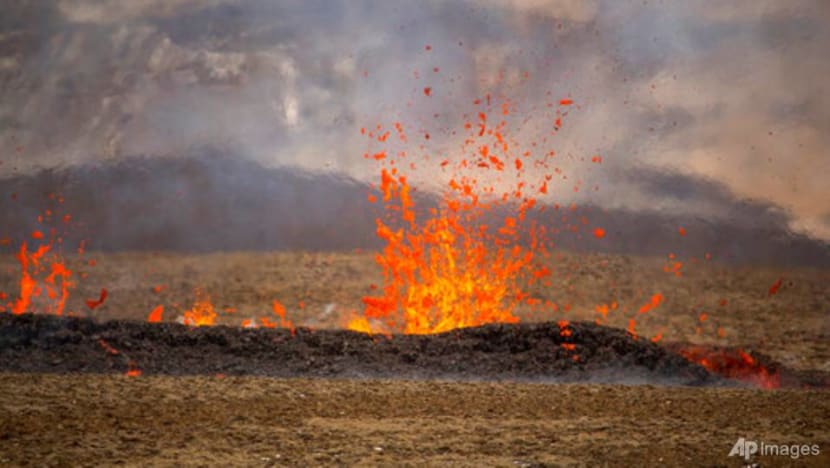 Hikers scramble as new fissure opens up at Icelandic volcano Hikers scramble as new fissure opens up at Icelandic volcano