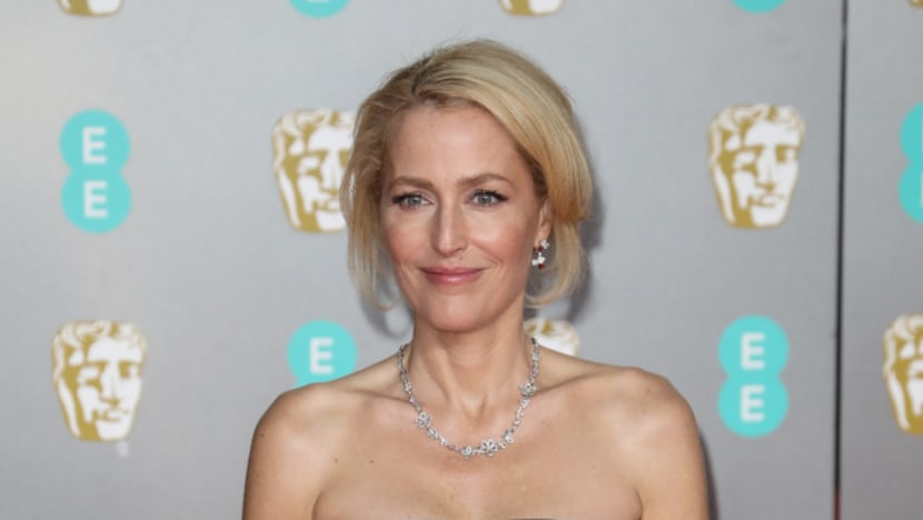 Gillian Anderson Has Given Up On Bras: “I Don’t Care If My Breasts Reach My Belly Button”