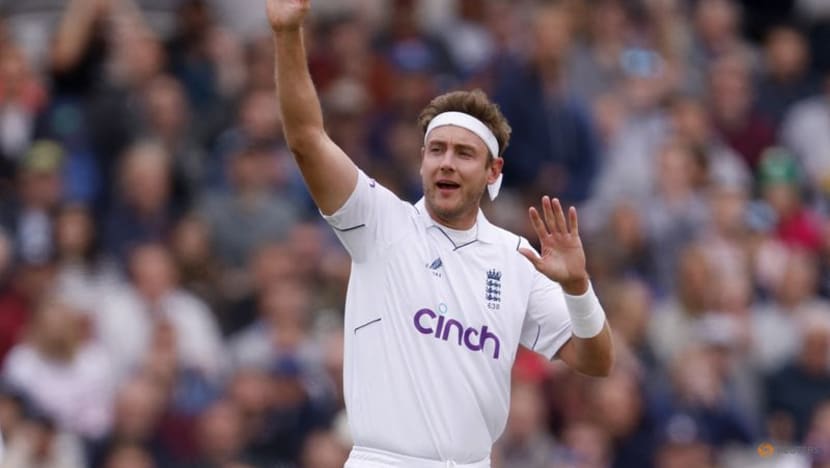 England's Broad takes three early wickets but Ireland dig in