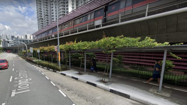 小货车冲上中峇鲁人行道 72岁男司机不治