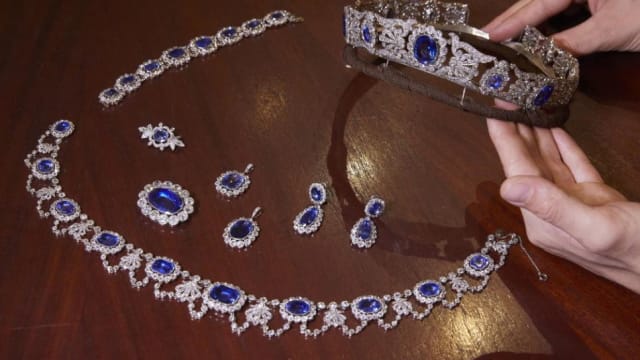拿破仑养女蓝宝石首饰 拍出逾200万元高价