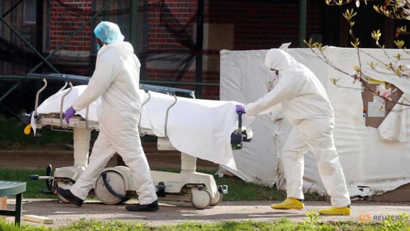US daily COVID-19 death toll falls below 1,000 for first time in months US daily COVID-19 death toll falls below 1,000 for first time in months