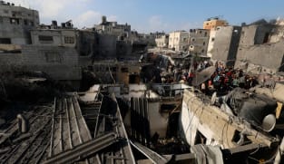 Israel bombards southern Gaza as humanitarian crisis reaches 'breaking point'