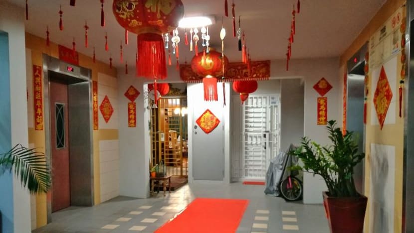 Tidak sambut Tahun Baru Cina tapi Hamzah Osman gembira hias lobi lif untuk jiran tetangga