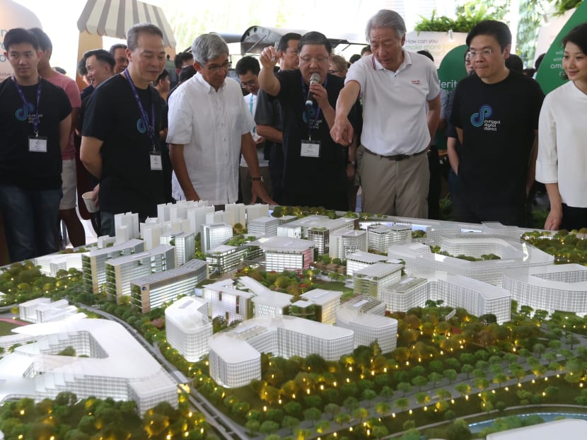 Deputy Prime Minister Teo Chee Hean pointing to a model of the Punggol Digital District at the launch of the district’s masterplan and an exhibition at Punggol’s Waterway Point mall on Sunday, Jan 21, 2018. Photo: Ooi Boon Keong/TODAY