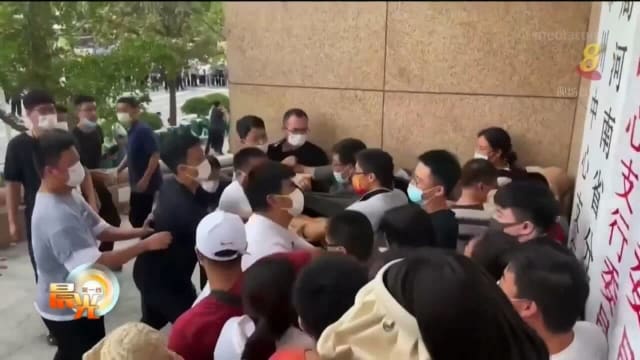 河南千人示威要求银行归还存款 遭警驱逐暴发冲突