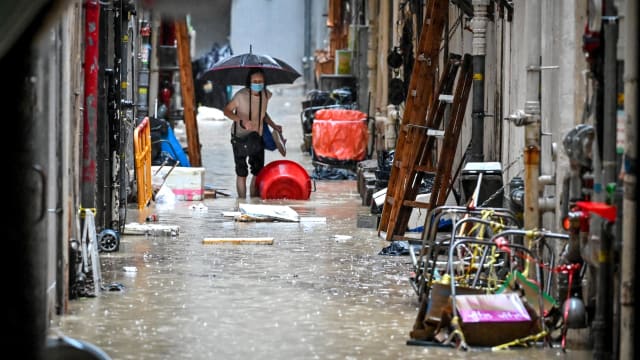 香港遭暴雨袭击 暴雨警告已红转黄