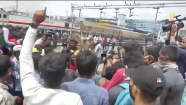 印度雇兵制酿抗议 数百人焚烧火车表不满