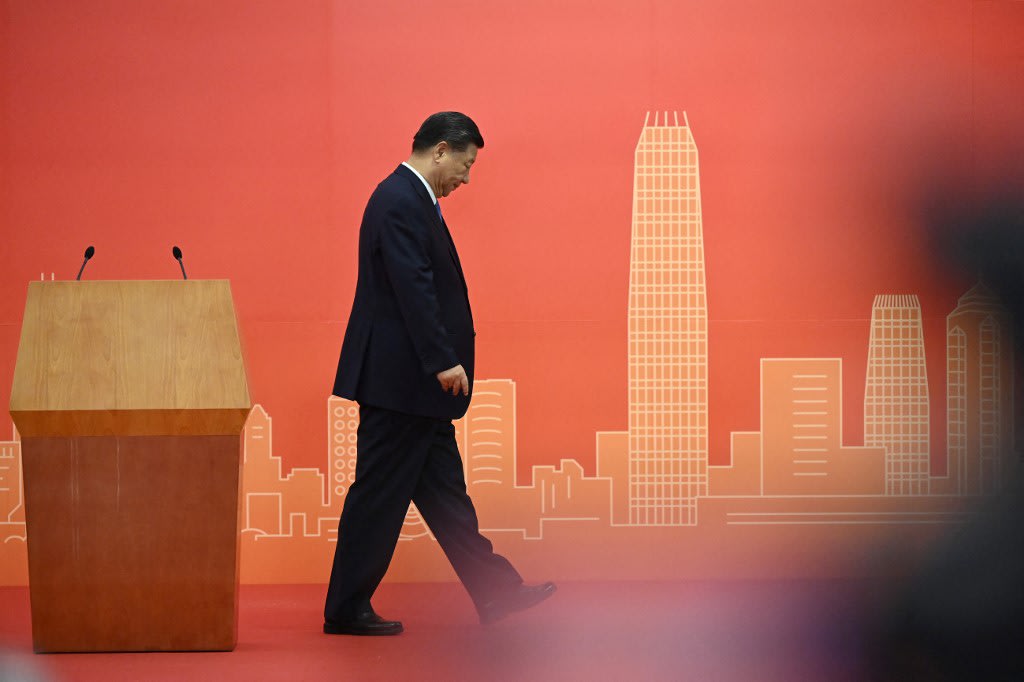 China's president Xi Jinping leaves the podium after speaking following his arrival via high-speed rail across the border in Hong Kong on June 30, 2022, for celebrations marking the 25th anniversary of the city's handover from Britain to China.<br />
&nbsp;