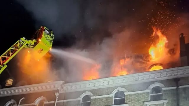 伦敦高档区住宅大楼凌晨大火 11人送院治疗
