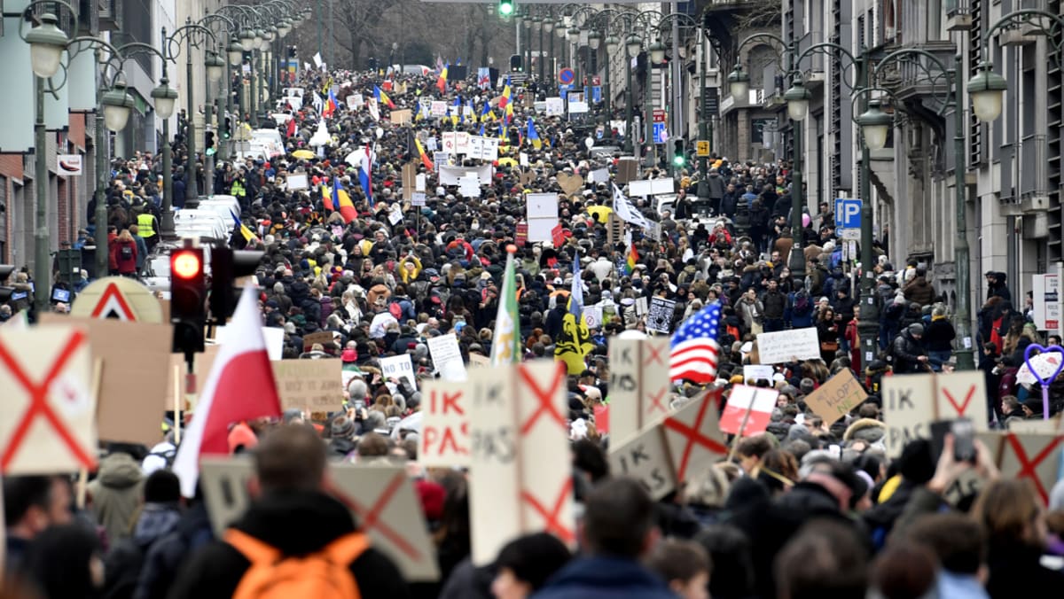 Ribuan protes di Belgia menentang aturan COVID-19