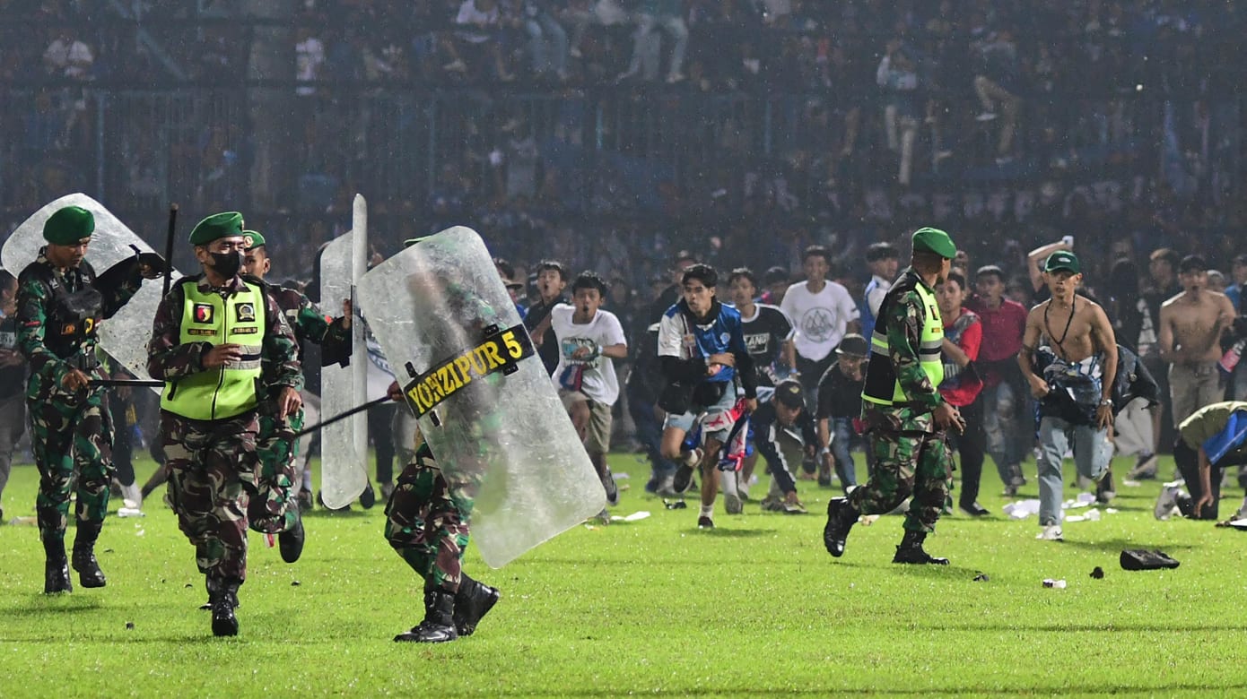 印尼足球联赛踩踏事件 九名警员被革职