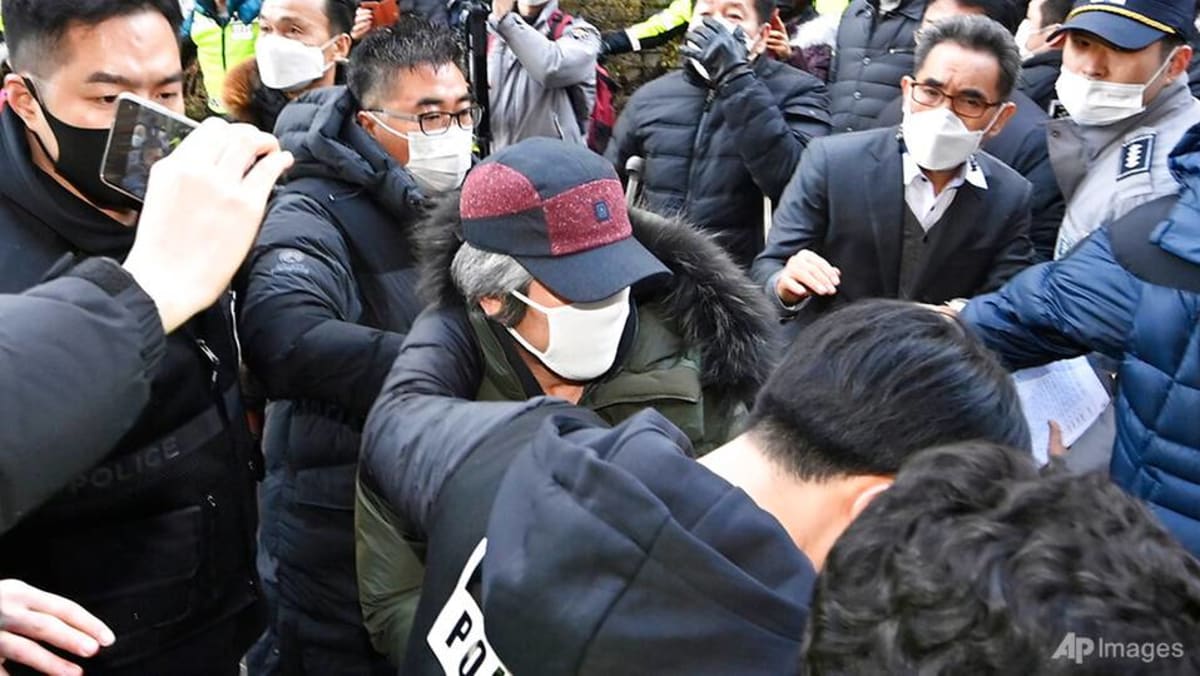 Para pengunjuk rasa melempar telur saat Korea Selatan membebaskan pemerkosa anak