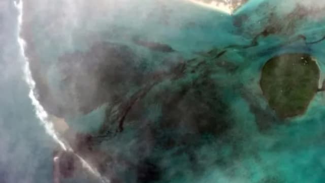 日本货轮在毛里求斯近海触礁后 发生燃油泄漏事故