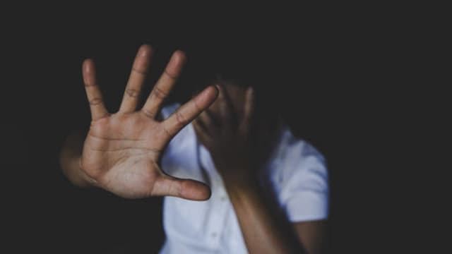 菲律宾男子伸咸猪手摸台男店员臀部 被控性骚扰