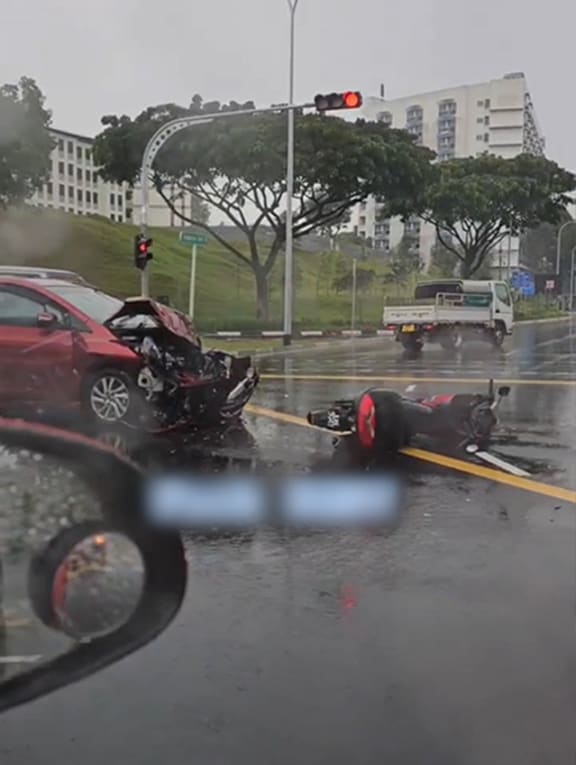 2 people taken to hospital after accident involving 3 vehicles at Tampines, minibus driver