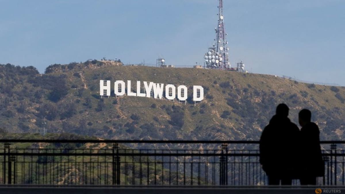 Para penulis Hollywood memberikan suara untuk memutuskan apakah akan mengizinkan negosiator melakukan mogok kerja