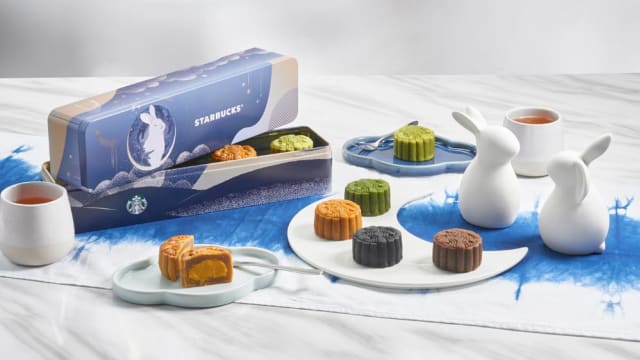 Starbucks携玉兔送月饼　“星空下的水杯”梦幻登场