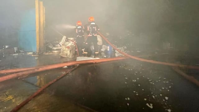 大士工业区废弃物发生大火 50消防员一小时内控制火势