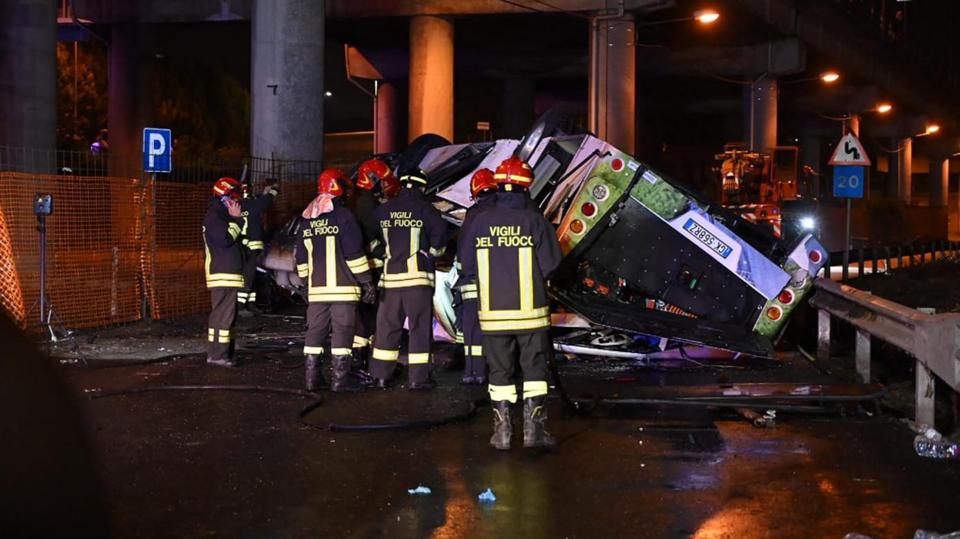 意大利旅游巴士高架桥坠落 至少21死20伤