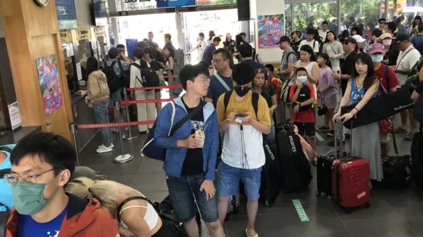 中国八天连假进入第三天 各地旅游景点涌现大批人潮