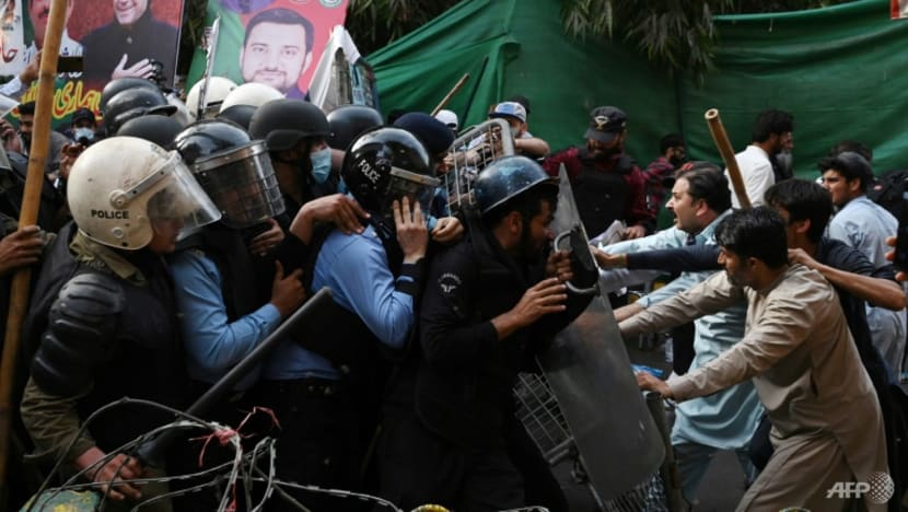 Pakistan ex-PM Khan defies arrest as supporters clash with police Pakistan ex-PM Khan defies arrest as supporters clash with police