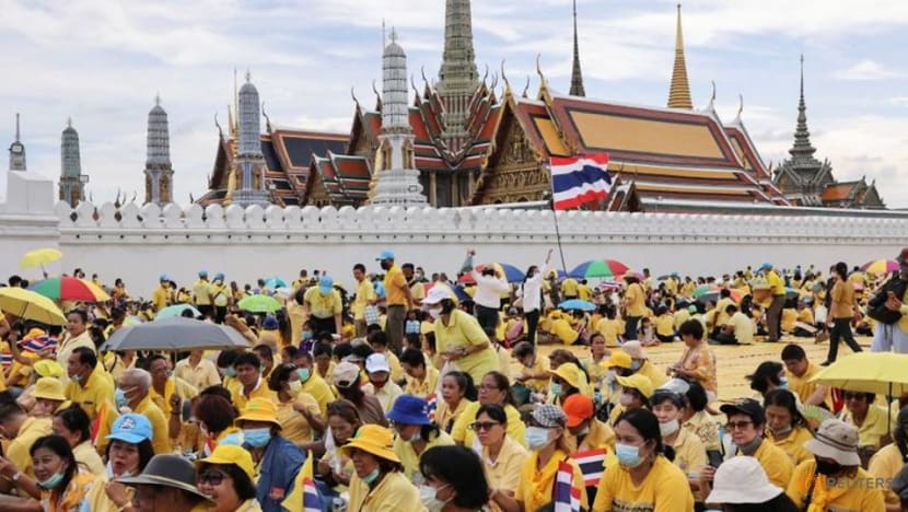 Thousands of Thai royalists put on show of force for king Thousands of Thai royalists put on show of force for king